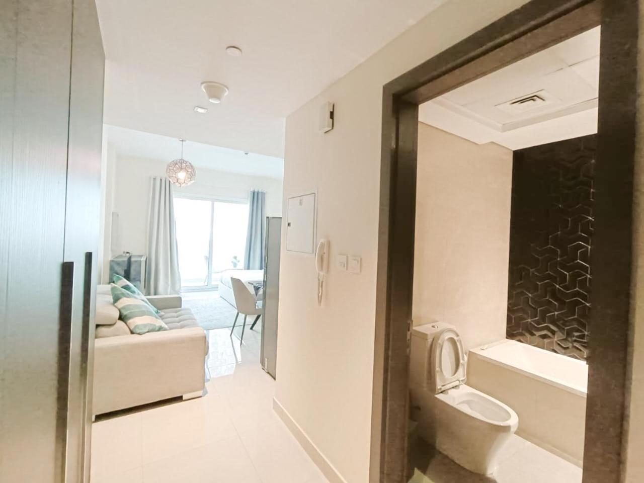 Modern High-rise In The Heart Of Business Bay * Dubai